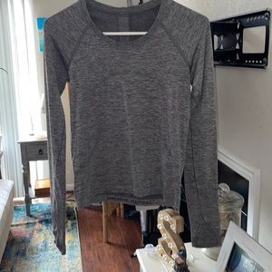 Lululemon waist length swiftly long sleeve size 6 never worn